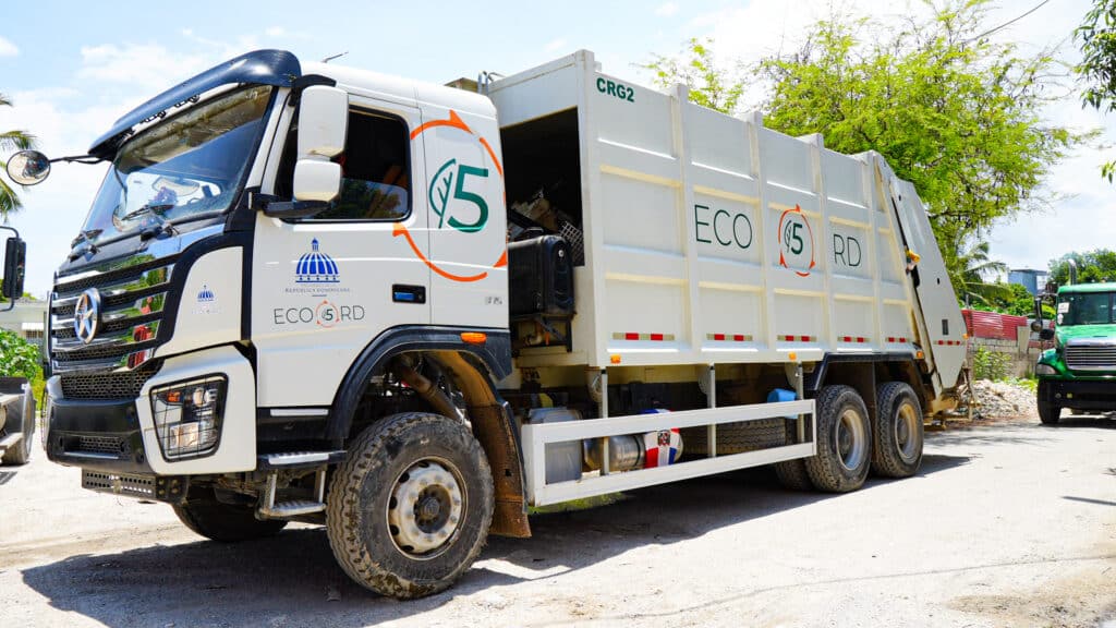 trabajamos en Boca Chica en la recolección de residuos