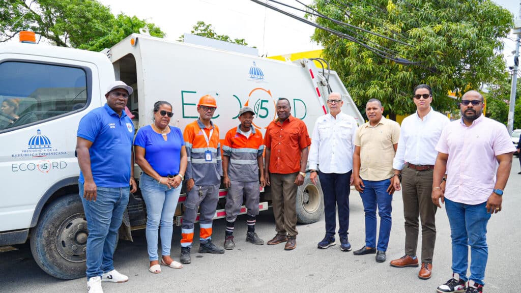 ECO5RD y el alcalde del municipio La Caleta, Maximo Soriano