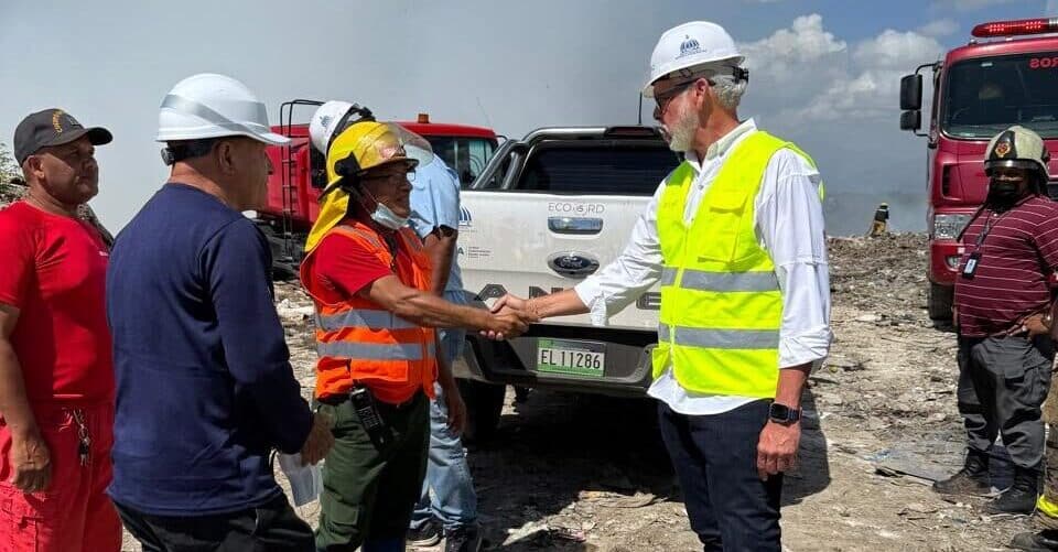 Trabajando junto al Cuerpo de Bomberos de Haina