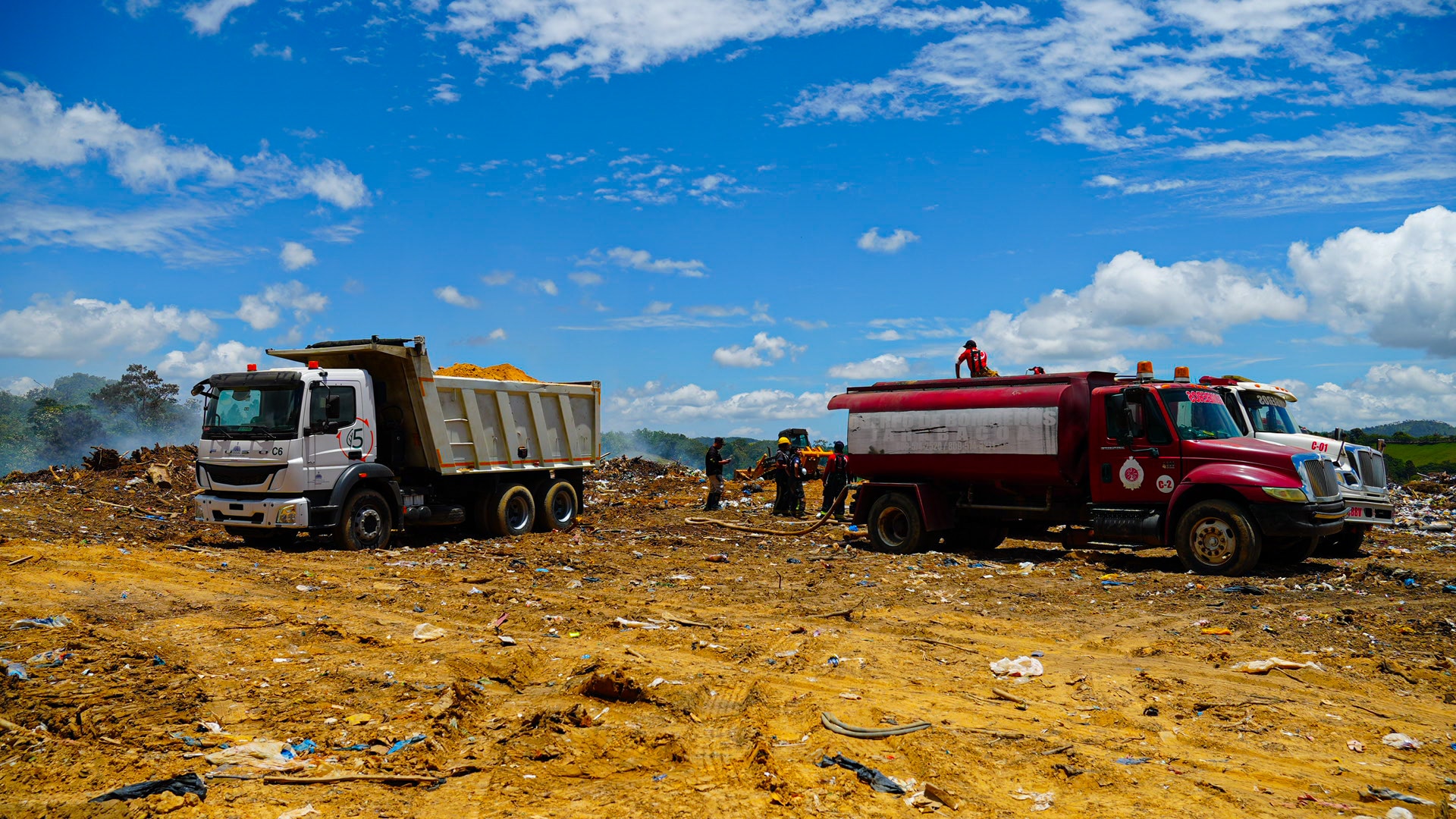 ECO5RD controla incendio en vertedero de Buena Vista, Jarabacoa