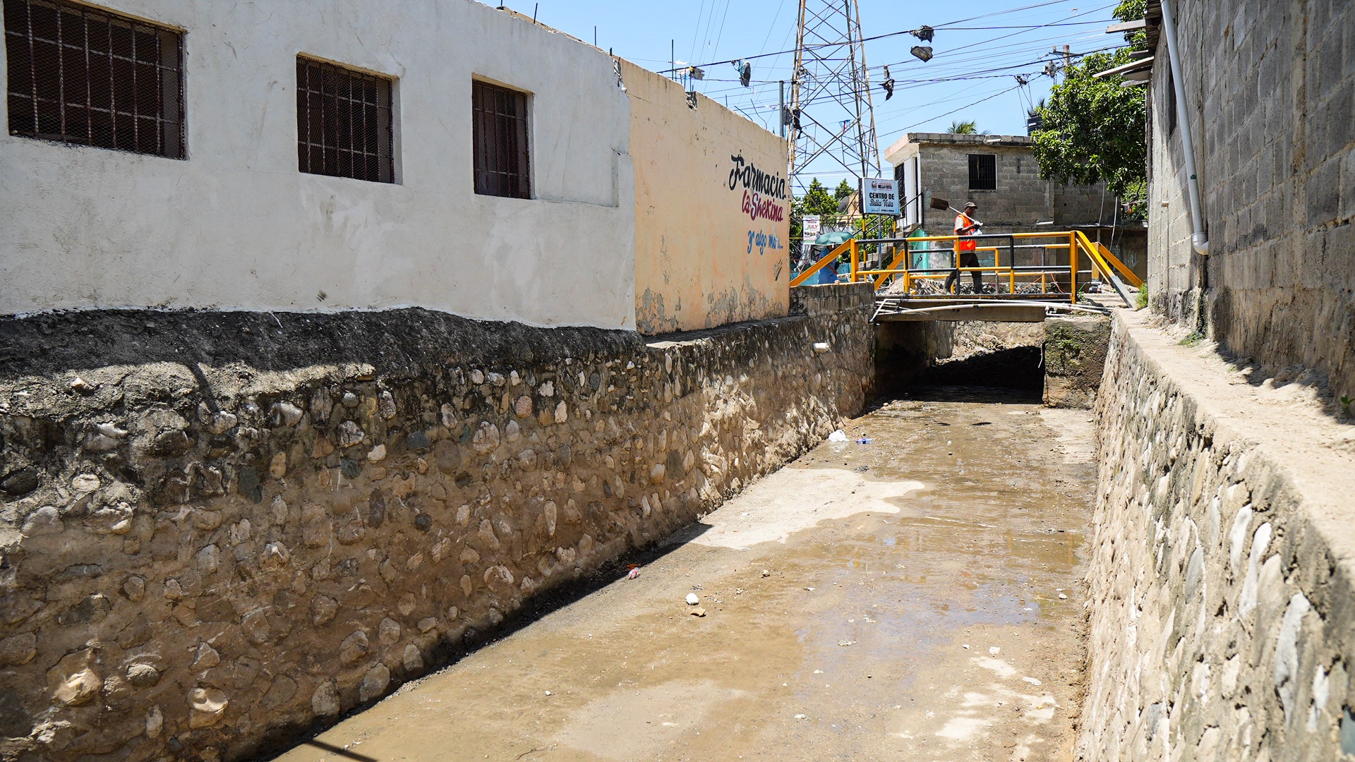 ECO5RD sanea la Cañada de Bella Vista en operativo de emergencia